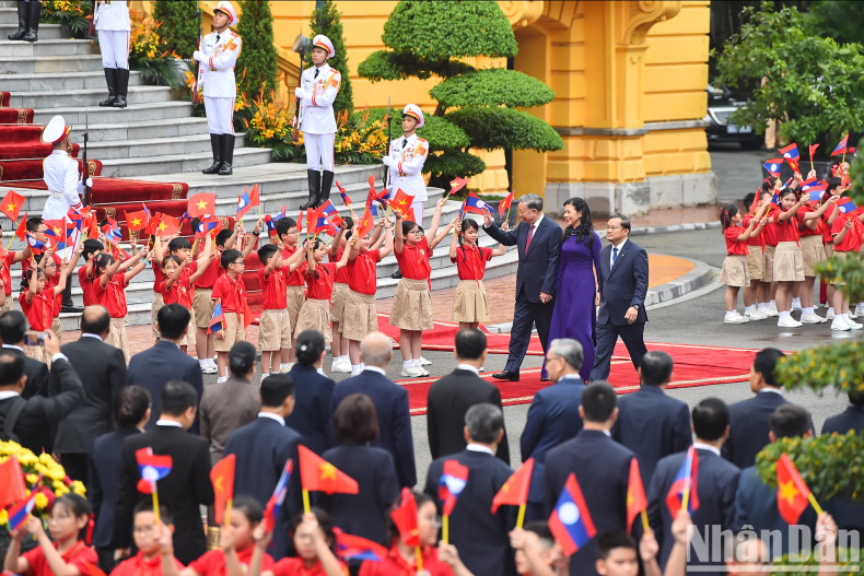 Hanoi children wave flags to welcome Party General Secretary and President To Lam and his spouse. Hanoi children wave flags to welcome Party General Secretary and President To Lam and his spouse.
