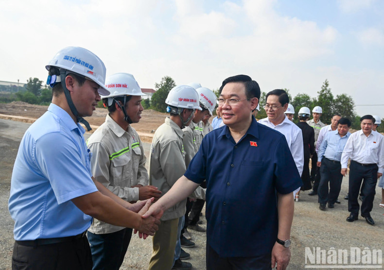 NA leader Vuong Dinh Hue and officials and engineers at the construction site of the of Bien Hoa-Vung Tau Expressway’s component project 3.