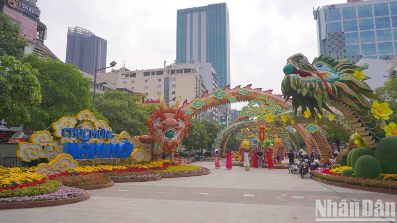 Right at the entrance to the flower street is the location of two large dragons. The dragon's mouth holds a 50cm diameter jade simulated by opaque mica plastic with a light inside. The two dragon bodies are crisscrossed together to create a beautifully decorated and airy ceiling. Right at the entrance to the flower street is the location of two large dragons. The dragon's mouth holds a 50cm diameter jade simulated by opaque mica plastic with a light inside. The two dragon bodies are crisscrossed together to create a beautifully decorated and airy ceiling.