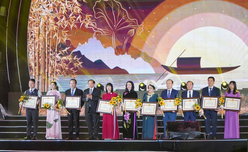 On this occasion, the Ministry of Culture, Sports, and Tourism presents certificates of merit to groups and individuals who have excelled in preserving and promoting Vi-Giam folk singing during the 2014–2024 period. On this occasion, the Ministry of Culture, Sports, and Tourism presents certificates of merit to groups and individuals who have excelled in preserving and promoting Vi-Giam folk singing during the 2014–2024 period.