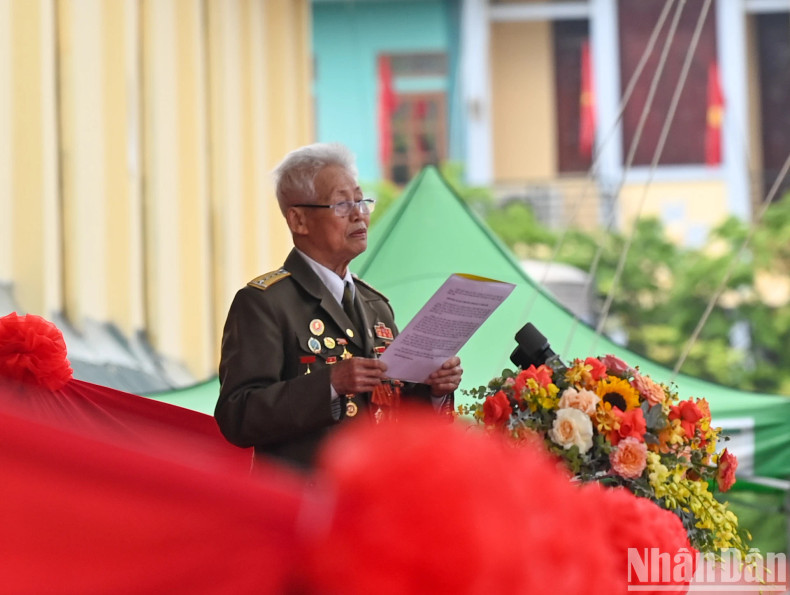 Comrade Pham Duc Cu, a representative of Dien Bien soldiers and forces participating in the Dien Bien Phu Campaign, speaks at the ceremony.