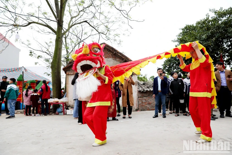 The festival maintains the rustic nature of Yen Dung Village. The festival maintains the rustic nature of Yen Dung Village.