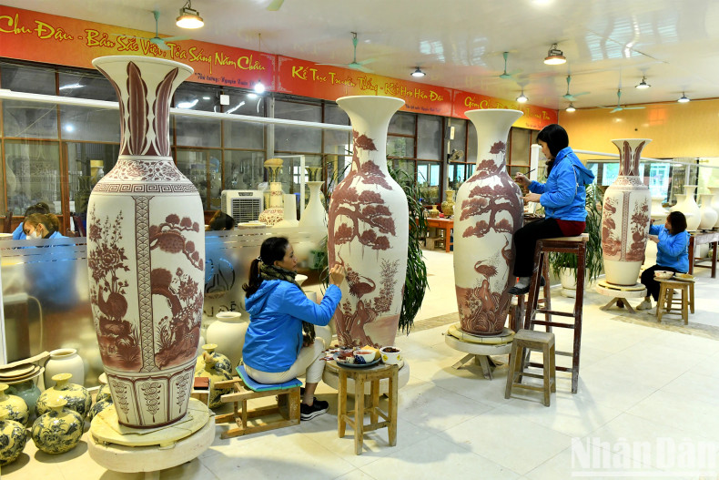 The artisans draw patterns on ceramic products. The artisans draw patterns on ceramic products.