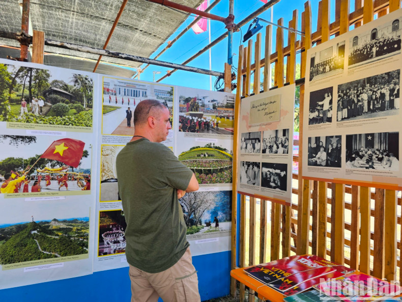 The photos and historical documents reflect the friendship and solidarity of democratic countries and peace-loving people worldwide who have always supported Vietnam's just struggle.