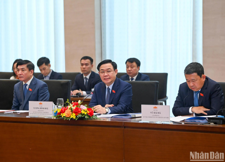 NA Chairman Vuong Dinh Hue answers questions and recommendations from the USABC’s businesses at the meeting.