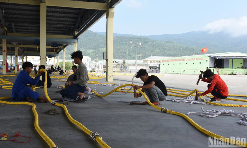 The atmosphere of preparing fishing nets and tools at the wharf area on the afternoon of February 21. The atmosphere of preparing fishing nets and tools at the wharf area on the afternoon of February 21.