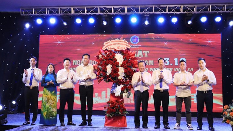 Leaders of Quang Ninh Province congratulate the Quang Ninh Young Entrepreneurs’s Association and the Investment and Startup Club. Leaders of Quang Ninh Province congratulate the Quang Ninh Young Entrepreneurs’s Association and the Investment and Startup Club.