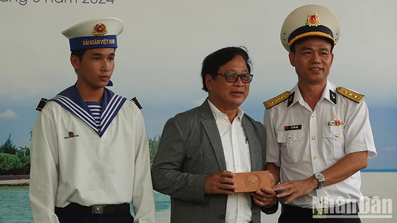 Lieutenant Colonel Ha Van Hau (far right), Deputy Political Commissar of the Navy Brigade No.125, presents a Truong Sa brick to Thu Duc City Book Street.