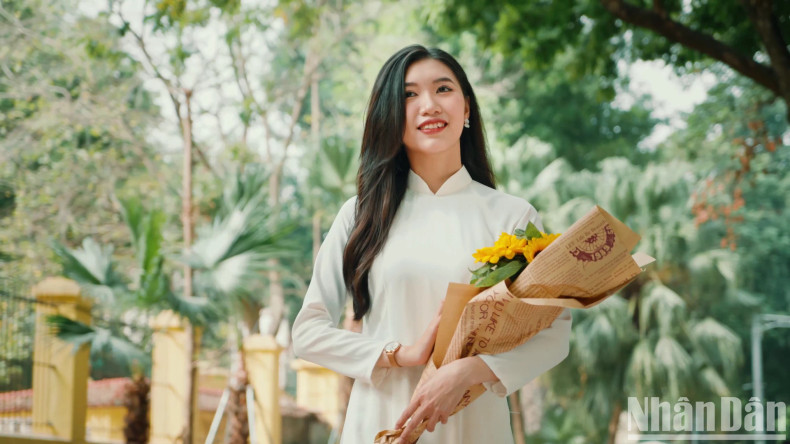 The beauty of a Vietnamese girl on the streets of the capital. The beauty of a Vietnamese girl on the streets of the capital.