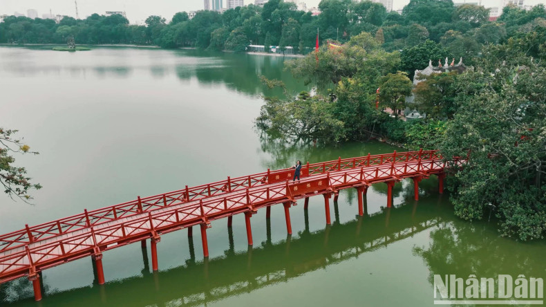 The Huc Bridge is a highlight among the quiet green patches. The Huc Bridge is a highlight among the quiet green patches.