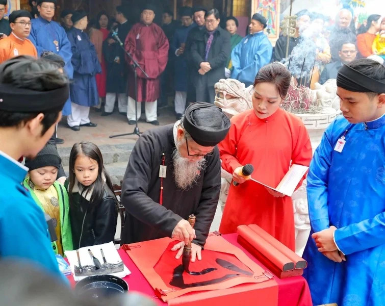 The cultural activities during the programme will introduce people and tourists to the traditional space and Tet activities of Hanoians people. The cultural activities during the programme will introduce people and tourists to the traditional space and Tet activities of Hanoians people.