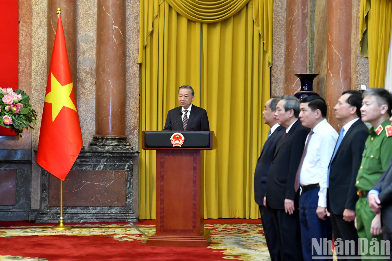 General Secretary and President To Lam delivers a speech assigning duties.