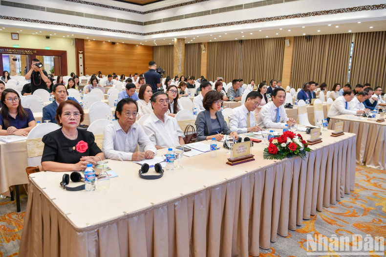 The delegates at the press conference.