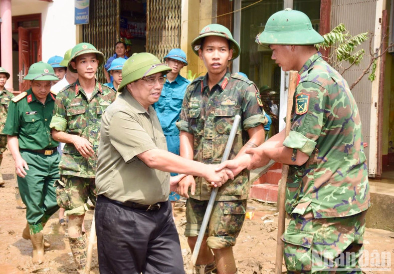 PM Pham Minh Chinh encourages the military forces actively participating in the cleanup efforts in Yen Bai City.