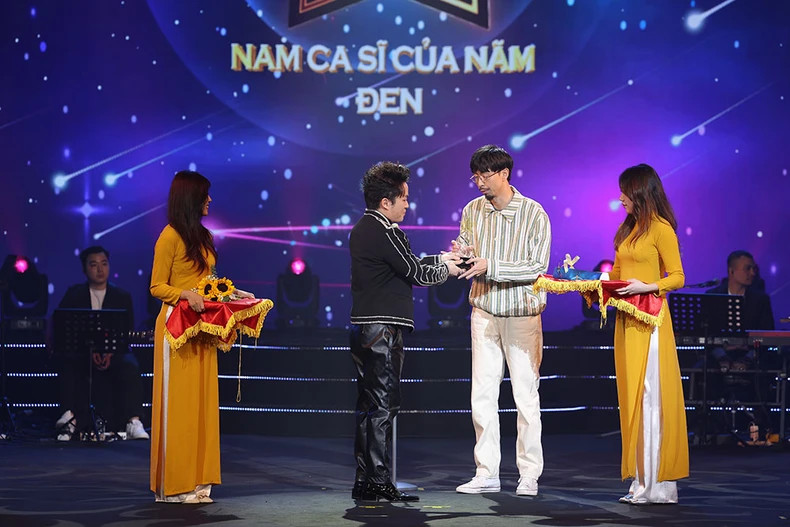 Singer Den receives the Male Singer of the Year Award. Singer Den receives the Male Singer of the Year Award.