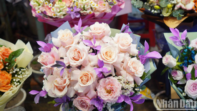 Roses are still the type of flowers that many customers choose to buy for the International Women’s Day.