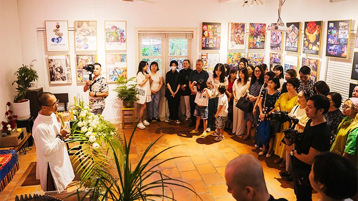 Artist Truong Tien Tra, along with students and parents, at the opening of the "Beyond Imagination" exhibition. Artist Truong Tien Tra, along with students and parents, at the opening of the "Beyond Imagination" exhibition.