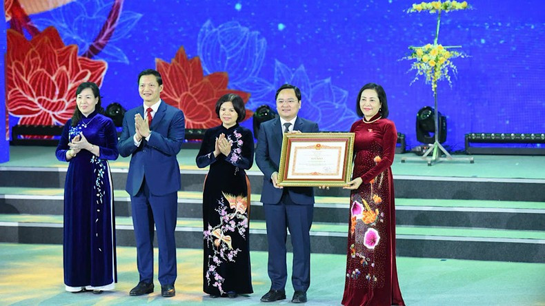 NA Vice Chairwoman Nguyen Thi Thanh presents the Prime Minister’s Certificate of Merit to the Party Committee, authorities and people of Bac Ninh Province for their outstanding contributions to the preservation and promotion of Quan Ho folk singing.