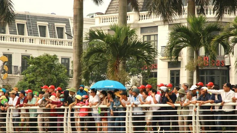 The locals and tourists enthusiastically cheer for the participants. The locals and tourists enthusiastically cheer for the participants.