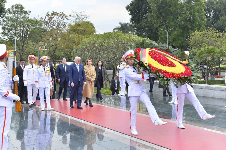 President Steinmeier and his spouse lay a wreath at the Monument to Martyrs (Photo: VNA) President Steinmeier and his spouse lay a wreath at the Monument to Martyrs (Photo: VNA)