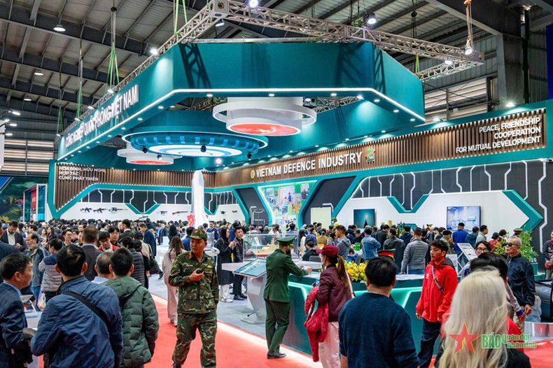 The exhibition space showcasing Vietnam's defence industry attracted numerous visitors. (Photo: TRUNG THANH/qdnd.vn) The exhibition space showcasing Vietnam's defence industry attracted numerous visitors. (Photo: TRUNG THANH/qdnd.vn)