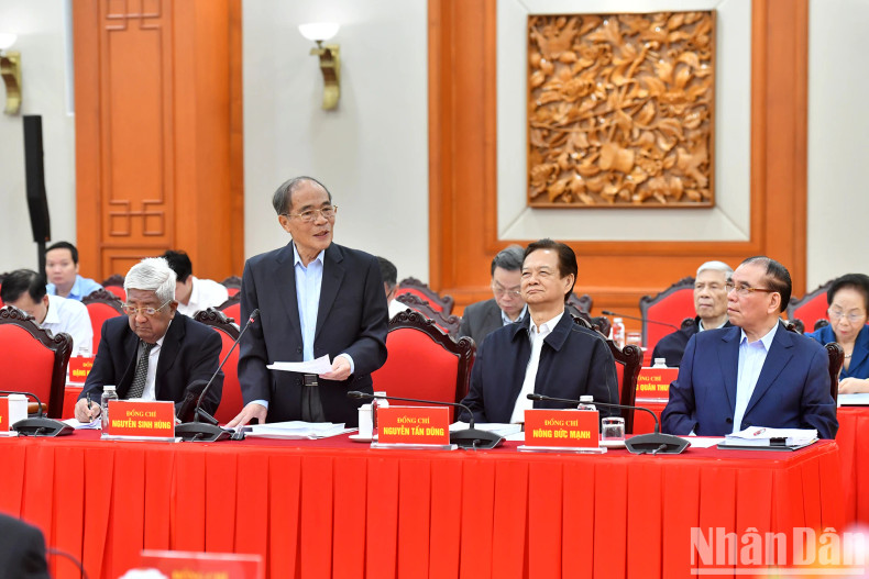 Former Chairman of National Assembly Nguyen Sinh Hung speaks at the conference.