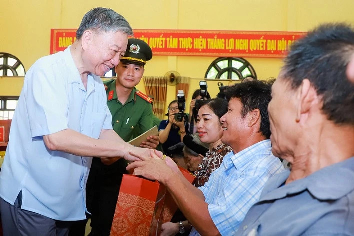 General To Lam presents gifts to policy beneficiaries.