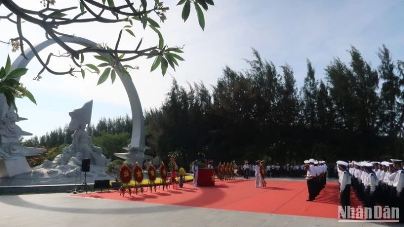 The delegation of the Naval Region 4 offers incense. (Photo: PHONG NGUYEN) The delegation of the Naval Region 4 offers incense. (Photo: PHONG NGUYEN)