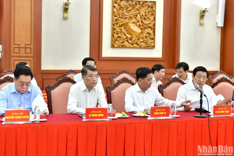 Current Party and State leaders attend the meeting. Current Party and State leaders attend the meeting.