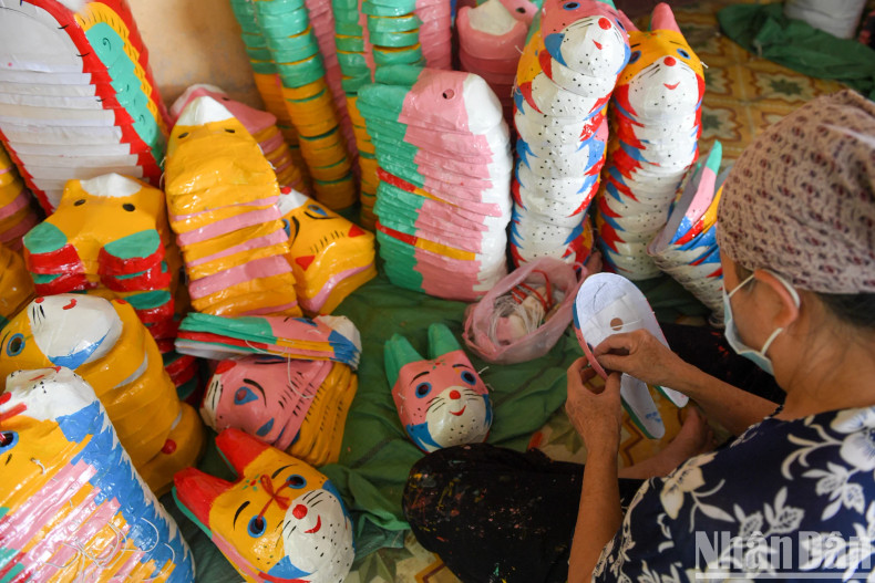 On average, Dong’s family produces over 10,000 masks and 8,000 drums, each year. “The profit mainly depends on efforts, but Ong Hao villagers are determined to preserve this traditional craft”, Dong said. On average, Dong’s family produces over 10,000 masks and 8,000 drums, each year. “The profit mainly depends on efforts, but Ong Hao villagers are determined to preserve this traditional craft”, Dong said.