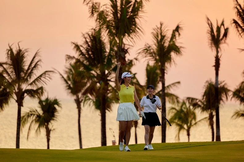 Vung Bau golf course is an ideal destination for both playing golf, relaxing and swimming. Vung Bau golf course is an ideal destination for both playing golf, relaxing and swimming.