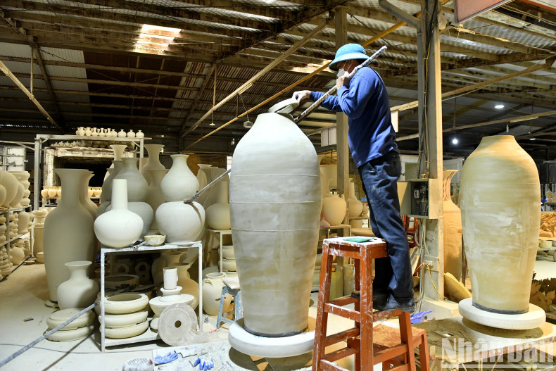 The process of creating ceramic cores for large-sized water hyacinth vases. The process of creating ceramic cores for large-sized water hyacinth vases.