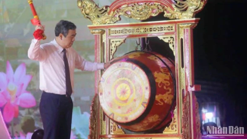Secretary of the Thai Binh Provincial Party Committee Ngo Dong Hai beats the drum to officially open the 2024 Keo Pagoda Autumn Festival. Secretary of the Thai Binh Provincial Party Committee Ngo Dong Hai beats the drum to officially open the 2024 Keo Pagoda Autumn Festival.