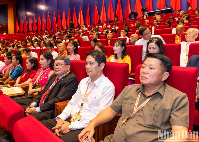 The Congress draws the participation of 1,052 delegates, representing various classes, social strata, ethnic groups, religions, the armed forces, overseas Vietnamese, and VFF officials at all levels.