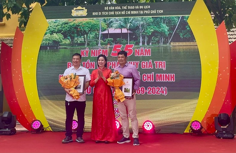 The first prize winners for the photo contest on the “beauty of the President Ho Chi Minh Relic Site in the Presidential Palace.” (Photo: TRANG ANH) The first prize winners for the photo contest on the “beauty of the President Ho Chi Minh Relic Site in the Presidential Palace.” (Photo: TRANG ANH)
