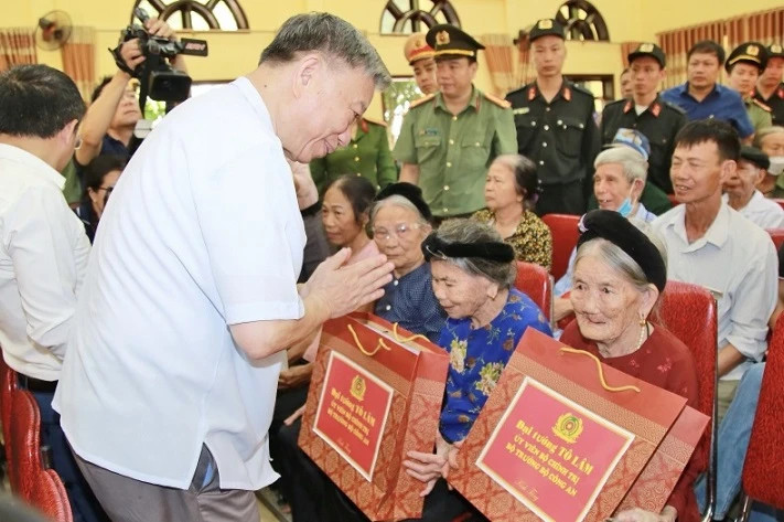 General To Lam presents gifts to heroic Vietnamese Mothers.