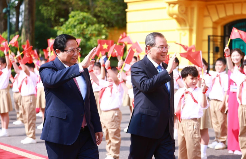 Chinese Premier Li Qiang on his official visit to Vietnam. (Photo: VNA)
