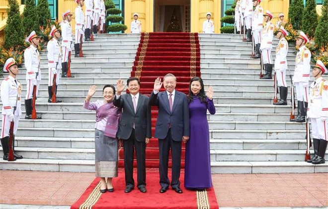 Party General Secretary and State President To Lam and his spouse hosted a red-carpet welcome ceremony for General Secretary of the Lao People's Revolutionary Party (LPRP) Central Committee and President of Laos Thongloun Sisoulith and his spouse in Hanoi on September 10 morning. (Photo: VNA)