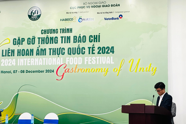 Hoang Thai Ha, Head of the Trade Union of the Service Department for Diplomatic Corps, speaks at the press conference. (Photo: KIM LINH)