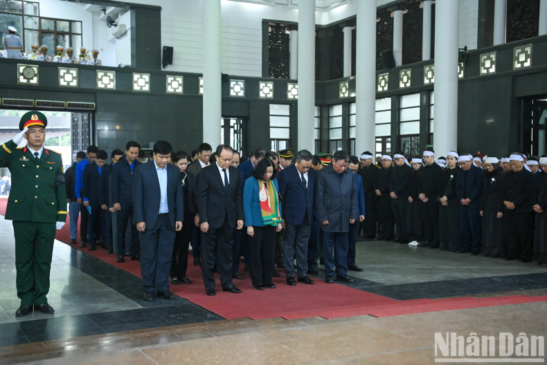 The delegation of the Hanoi Municipal Party Committee, People's Council, and People's Committee, led by Secretary of the Hanoi Municipal Party Committee Bui Thi Minh Hoai, pays respects to General Nguyen Quyet. The delegation of the Hanoi Municipal Party Committee, People's Council, and People's Committee, led by Secretary of the Hanoi Municipal Party Committee Bui Thi Minh Hoai, pays respects to General Nguyen Quyet.
