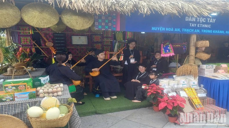 A pavilion showcases the cultural identity and products of the Non Nuoc Cao Bang UNESCO Global Geopark. A pavilion showcases the cultural identity and products of the Non Nuoc Cao Bang UNESCO Global Geopark.