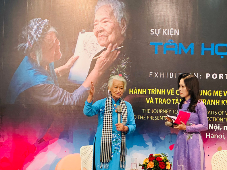 Painter Dang Ai Viet (L) at the event. Painter Dang Ai Viet (L) at the event.