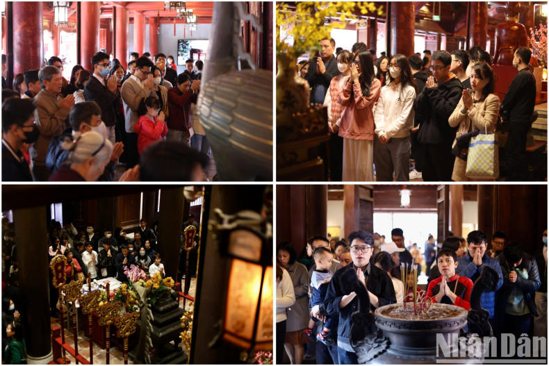 After asking for letters, people go to the inner area to sincerely pray for a happy new and peaceful year. After asking for letters, people go to the inner area to sincerely pray for a happy new and peaceful year.