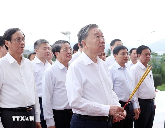 Party leader To Lam pays tribute to the fallen soldiers.