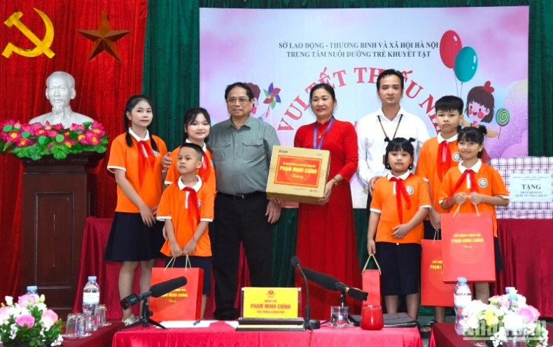 PM Pham Minh Chinh and officials present gifts to the Hanoi nursing centre for children with disabilities and children on May 31. (Photo: NDO)