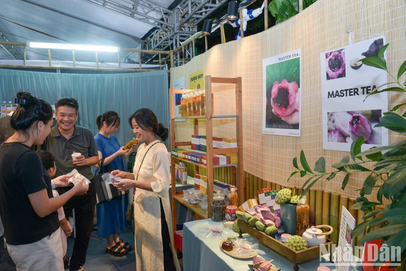 Chau Giang, one of the people who marinate Tay Ho lotus tea, shared that marinating lotus tea is a time-honoured handicraft of people in the West Lake area of Hanoi. West Lake lotus tea, especially Dam Tri, is loved for its pure fragrance that cannot be found anywhere else and also for the beauty of the lotus flower. That is the beauty of roots, of materials and traditional craftsmanship.