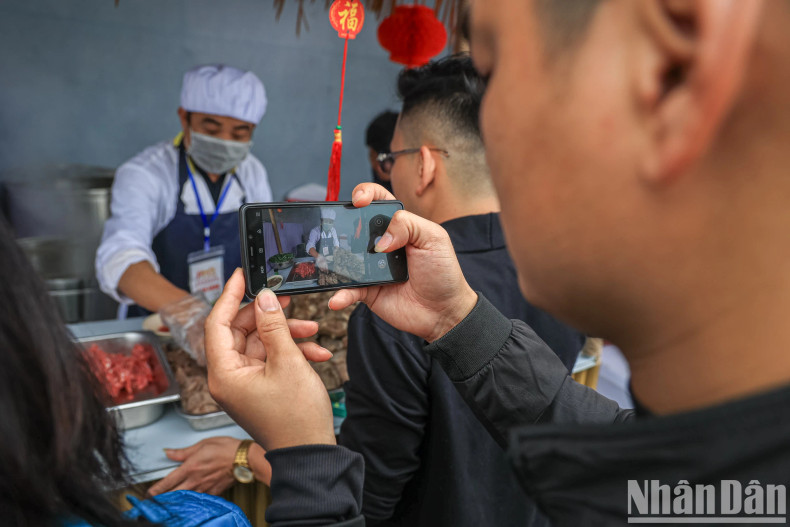 People record the process of preparing a bowl of pho with ribs. People record the process of preparing a bowl of pho with ribs.