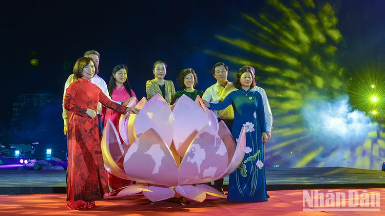 The delegates perform the opening ceremony for the 2024 Hanoi Lotus Festival.