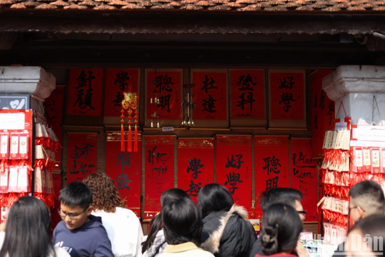 In addition, to serve the people’s needs, booths sell available calligraphy letters. In addition, to serve the people’s needs, booths sell available calligraphy letters.