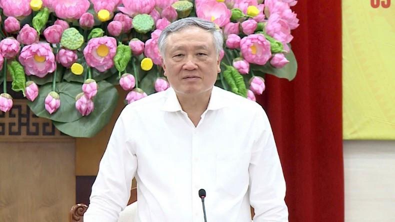 Deputy PM Nguyen Hoa Binh speaks at the working session.